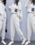 谷語妃のワンピスト女性2019夏NEW韓国版フュージョンが格好いいよ、ユッとした大き目のサズの婦人服の格子のシャシャシャツーのフと洋風の二点セット画像。